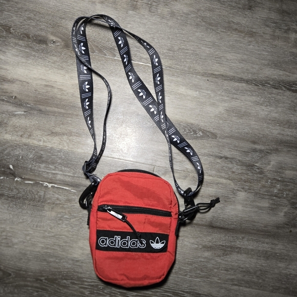 Adidas Small‎ Crossbody Bag  In Red & Black With Adjustable Strap NwOT - Picture 8 of 9